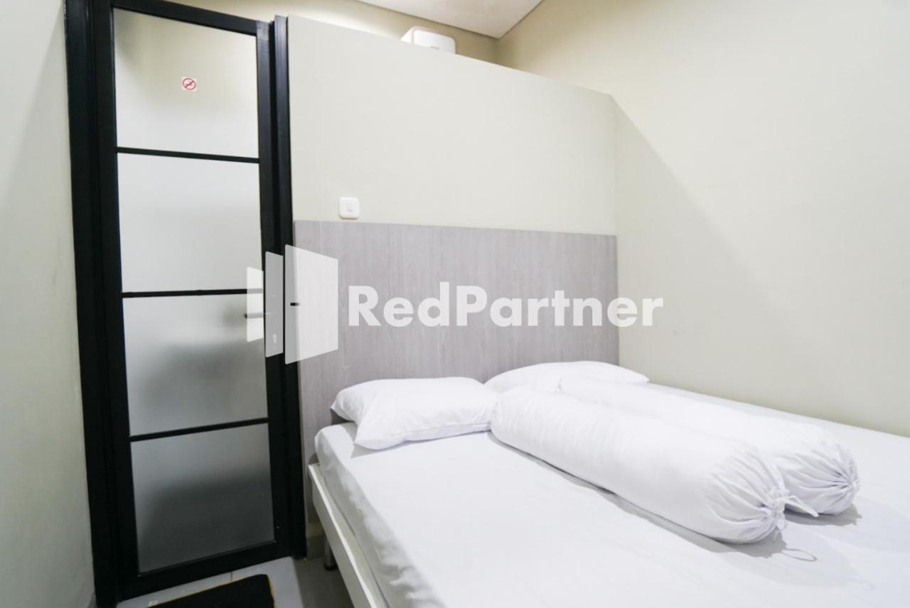 Tomang Gelong Guest House Syariah Mitra Reddoorz Jakarta Kültér fotó