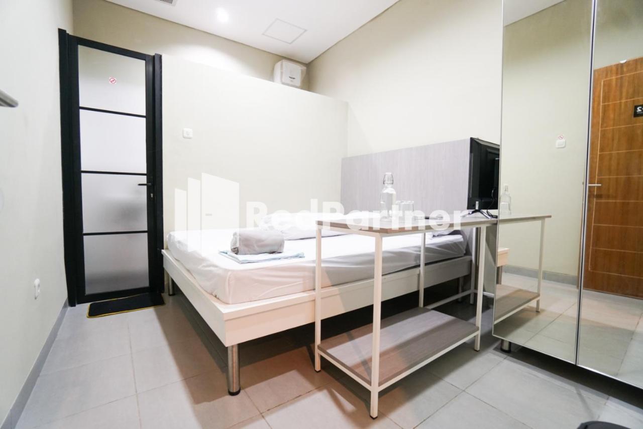 Tomang Gelong Guest House Syariah Mitra Reddoorz Jakarta Kültér fotó